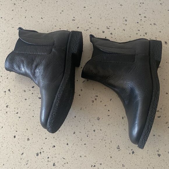 BCBGeneration Yuri Women’s Black Leather Ankle Chelsea Pull On Boots Size 5.5M - Picture 4 of 14